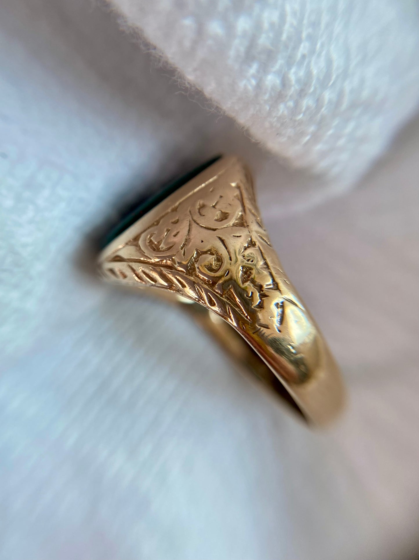 Vintage 9ct Gold Heavy Bloodstone Signet Ring