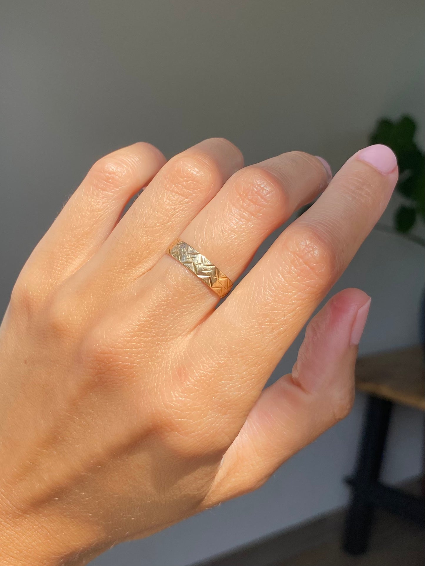 Vintage 9ct Gold Zig Zag Starry Band