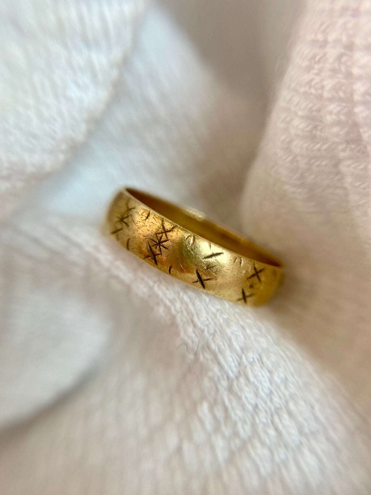Vintage 18ct Gold Patterned Band
