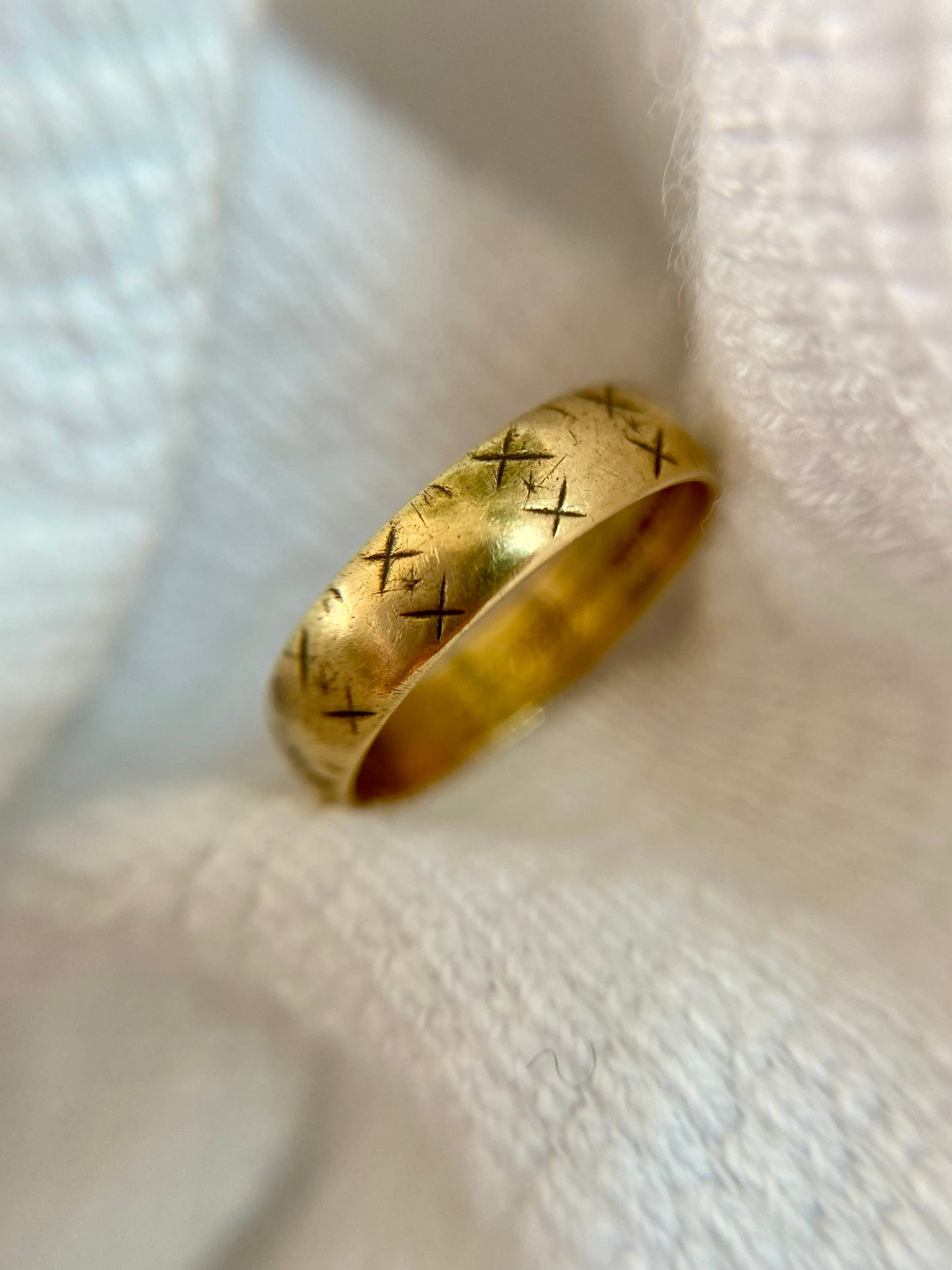 Vintage 18ct Gold Patterned Band