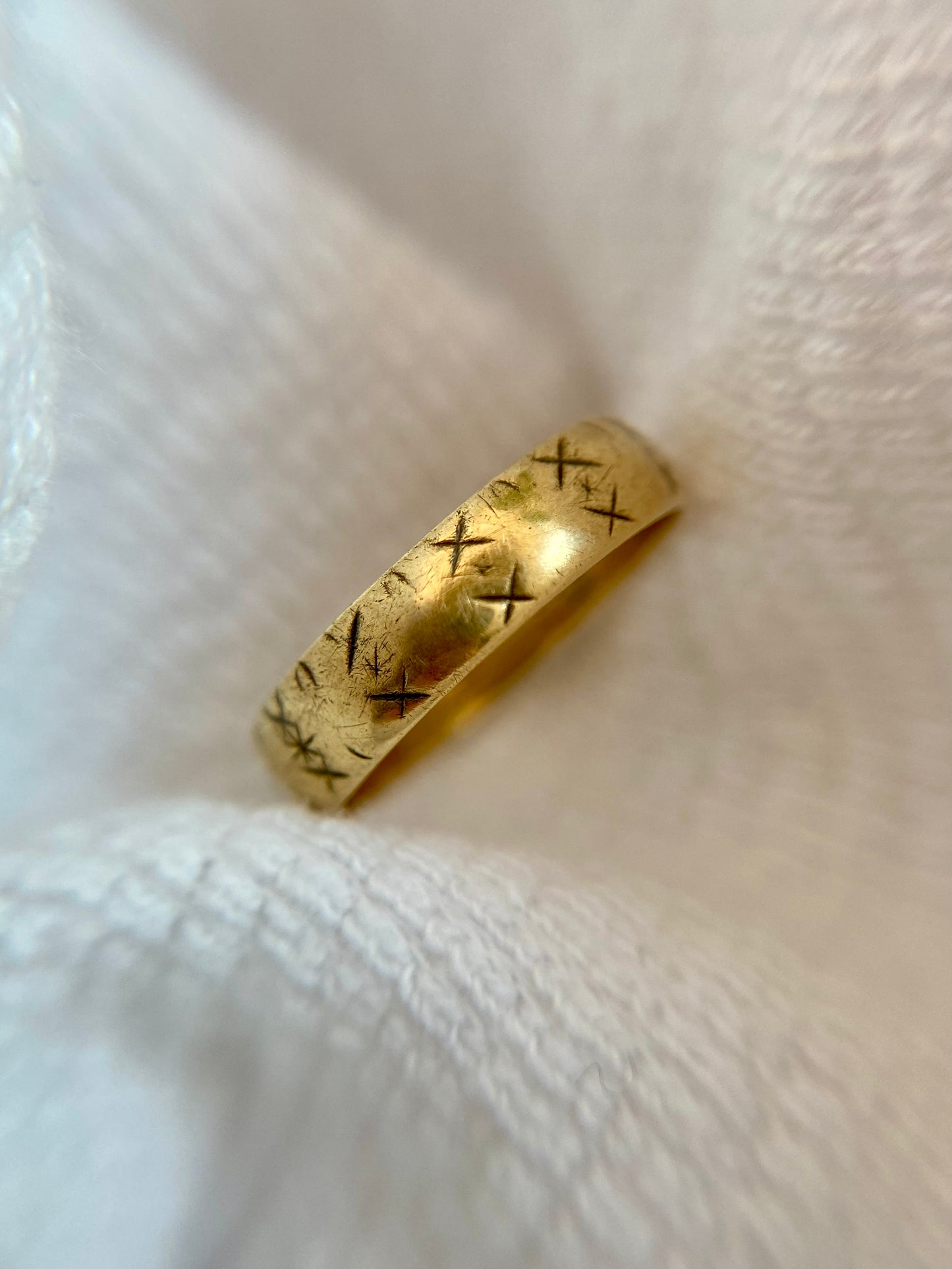 Vintage 18ct Gold Patterned Band