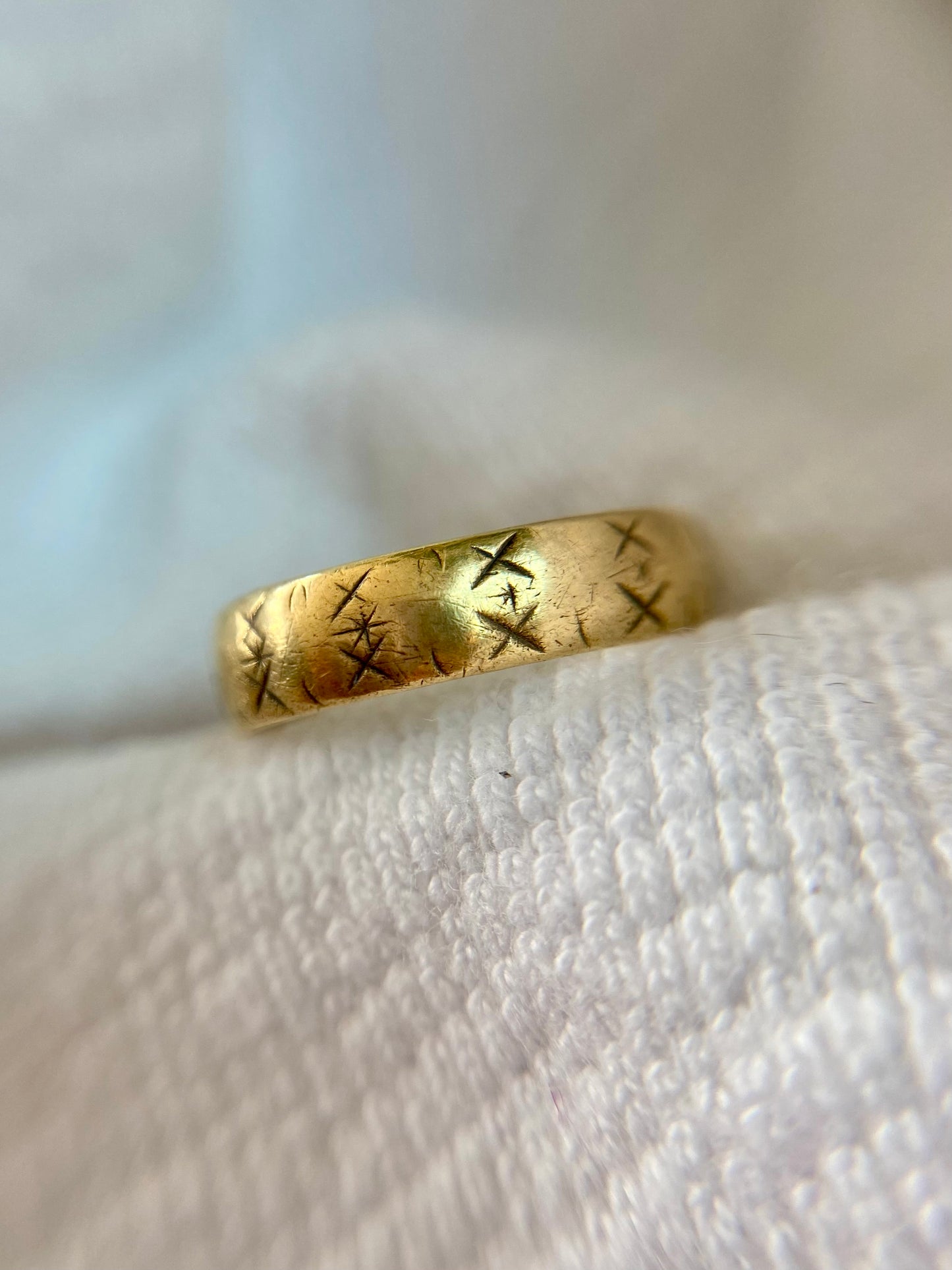 Vintage 18ct Gold Patterned Band