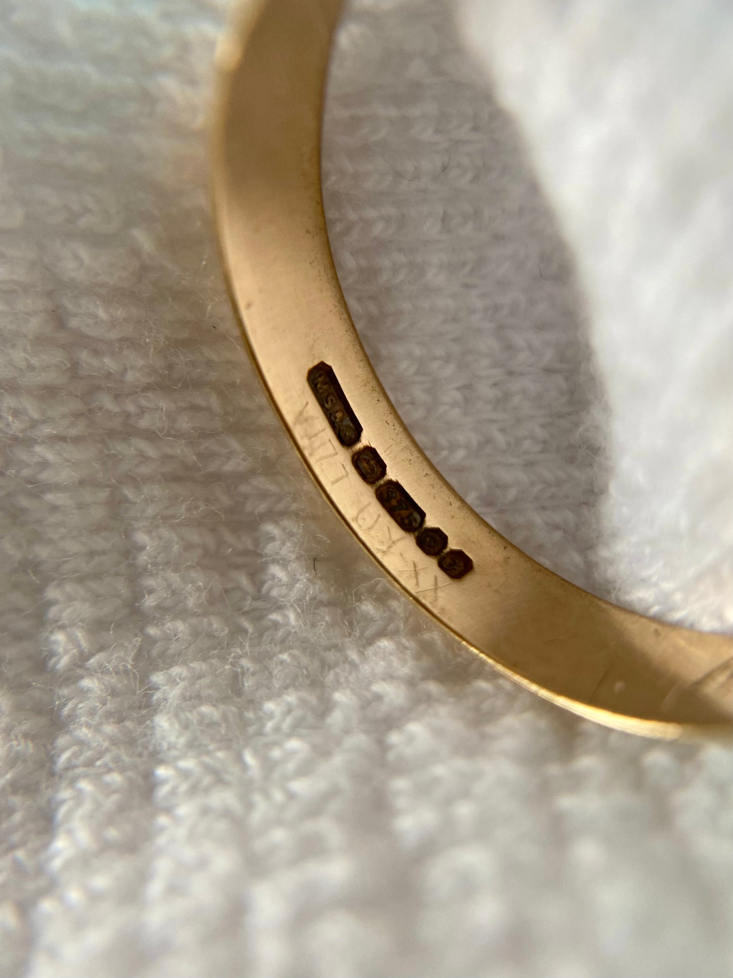 Vintage 9ct Gold Dainty Starry Band