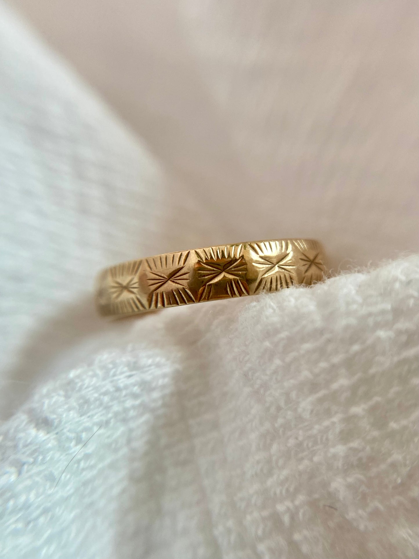 Vintage 9ct Gold Dainty Starry Band