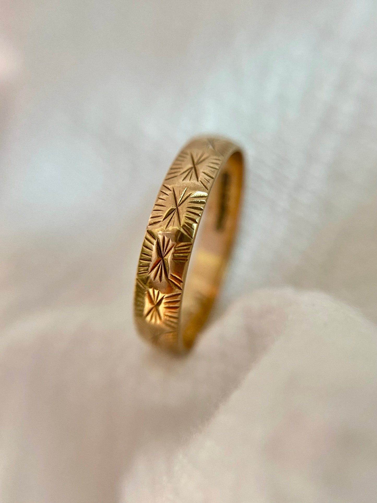 Vintage 9ct Gold Dainty Starry Band