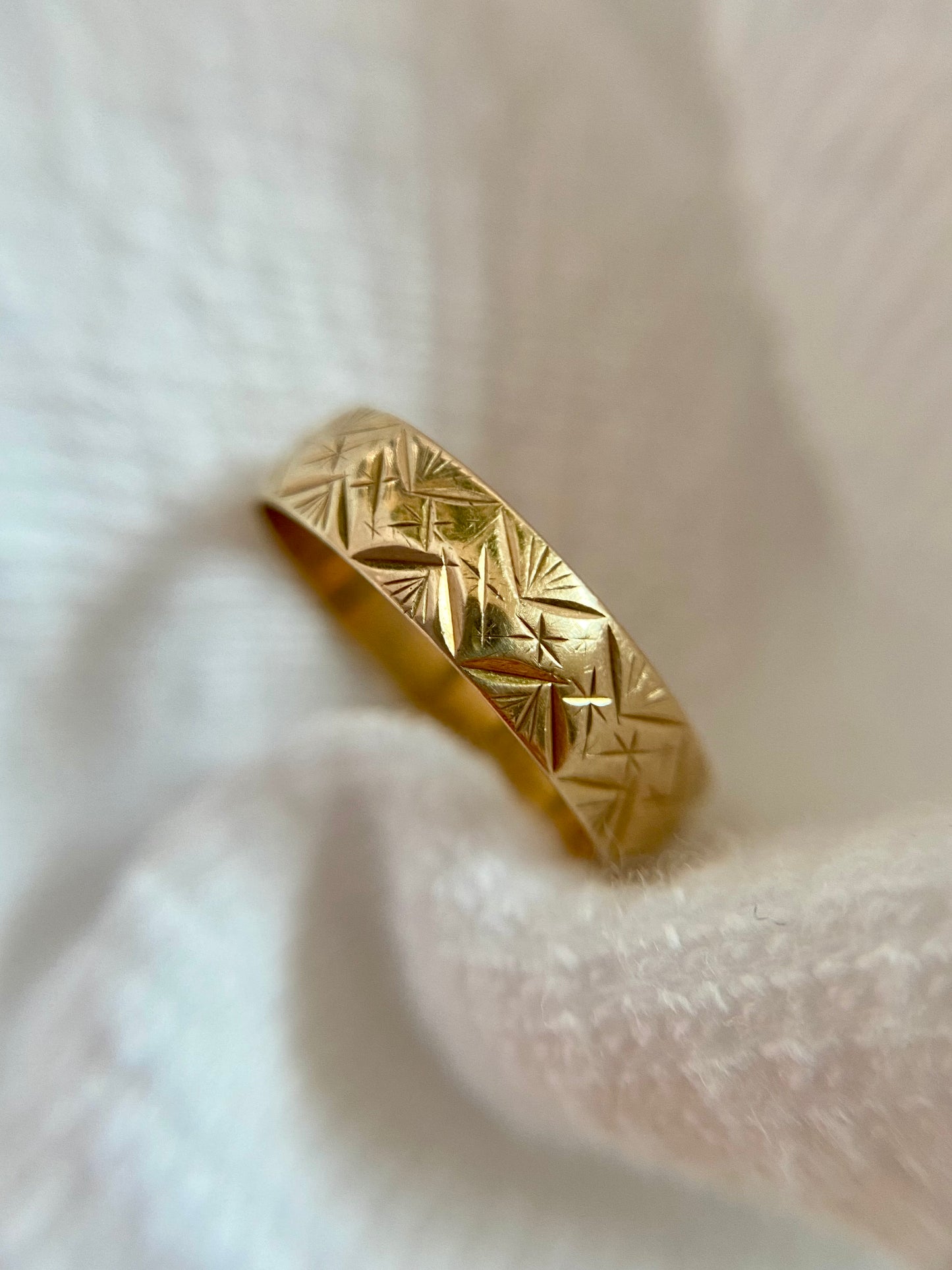 Vintage 9ct Gold Zig Zag Starry Band