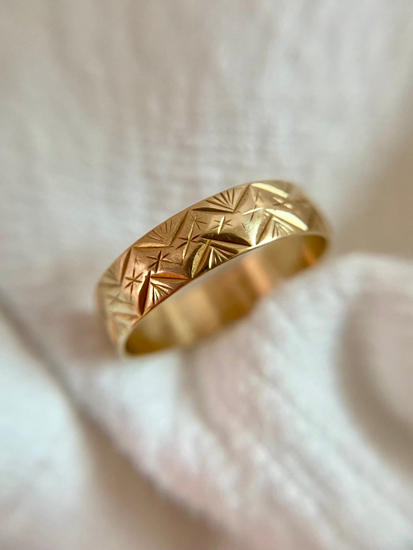 Vintage 9ct Gold Zig Zag Starry Band