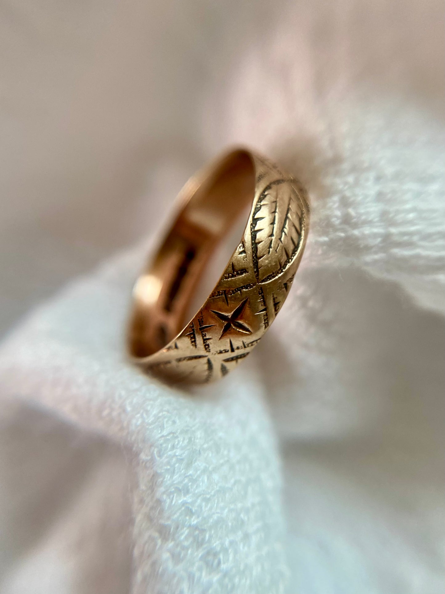 Vintage 9ct Gold Patterned Band
