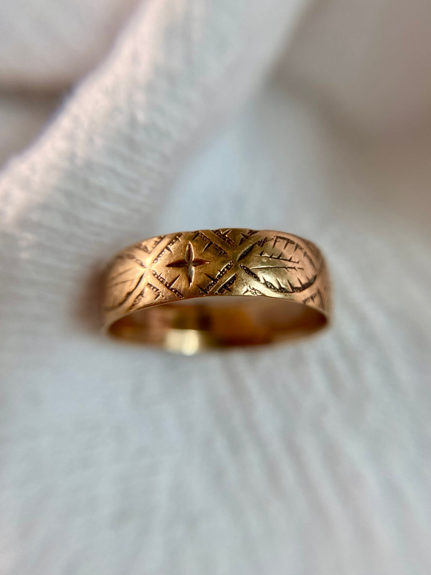 Vintage 9ct Gold Patterned Band