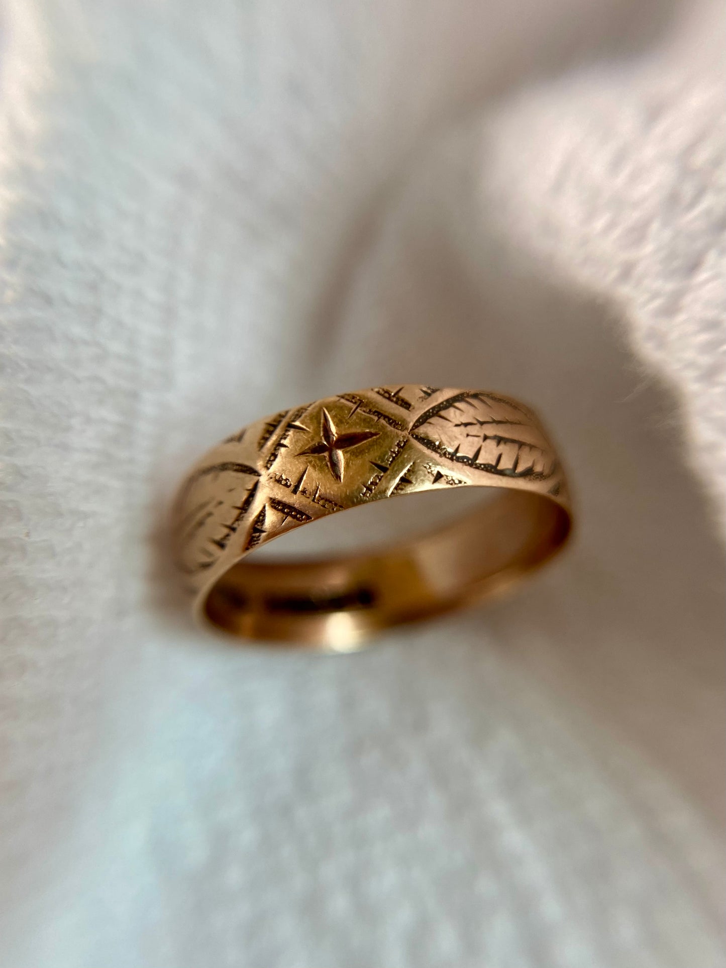 Vintage 9ct Gold Patterned Band