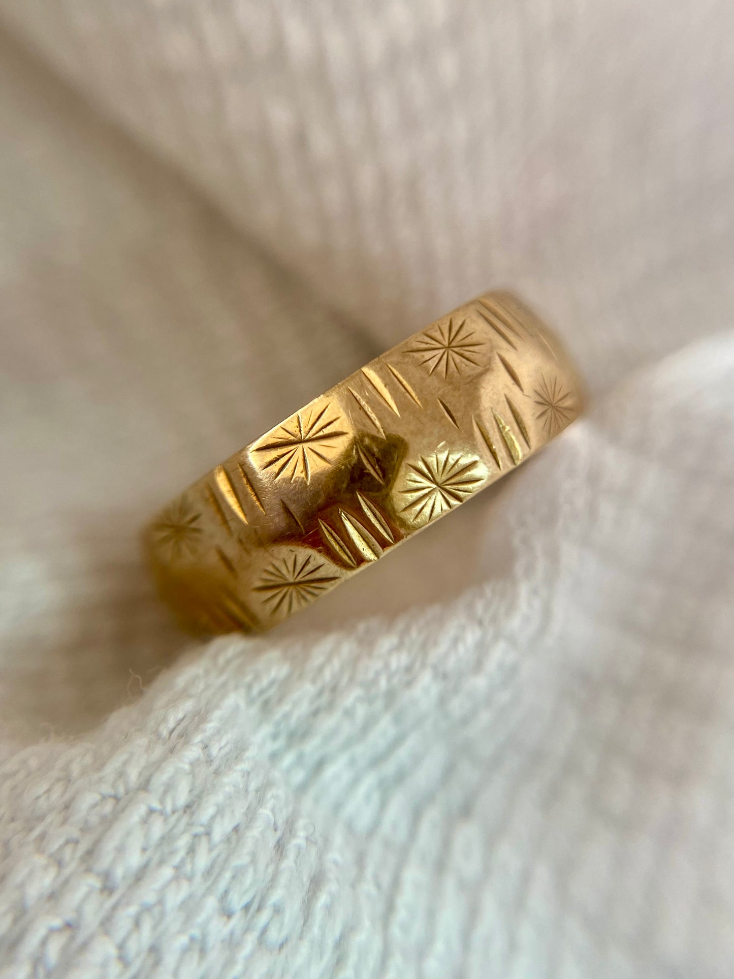 Vintage 9ct Gold Starry Band