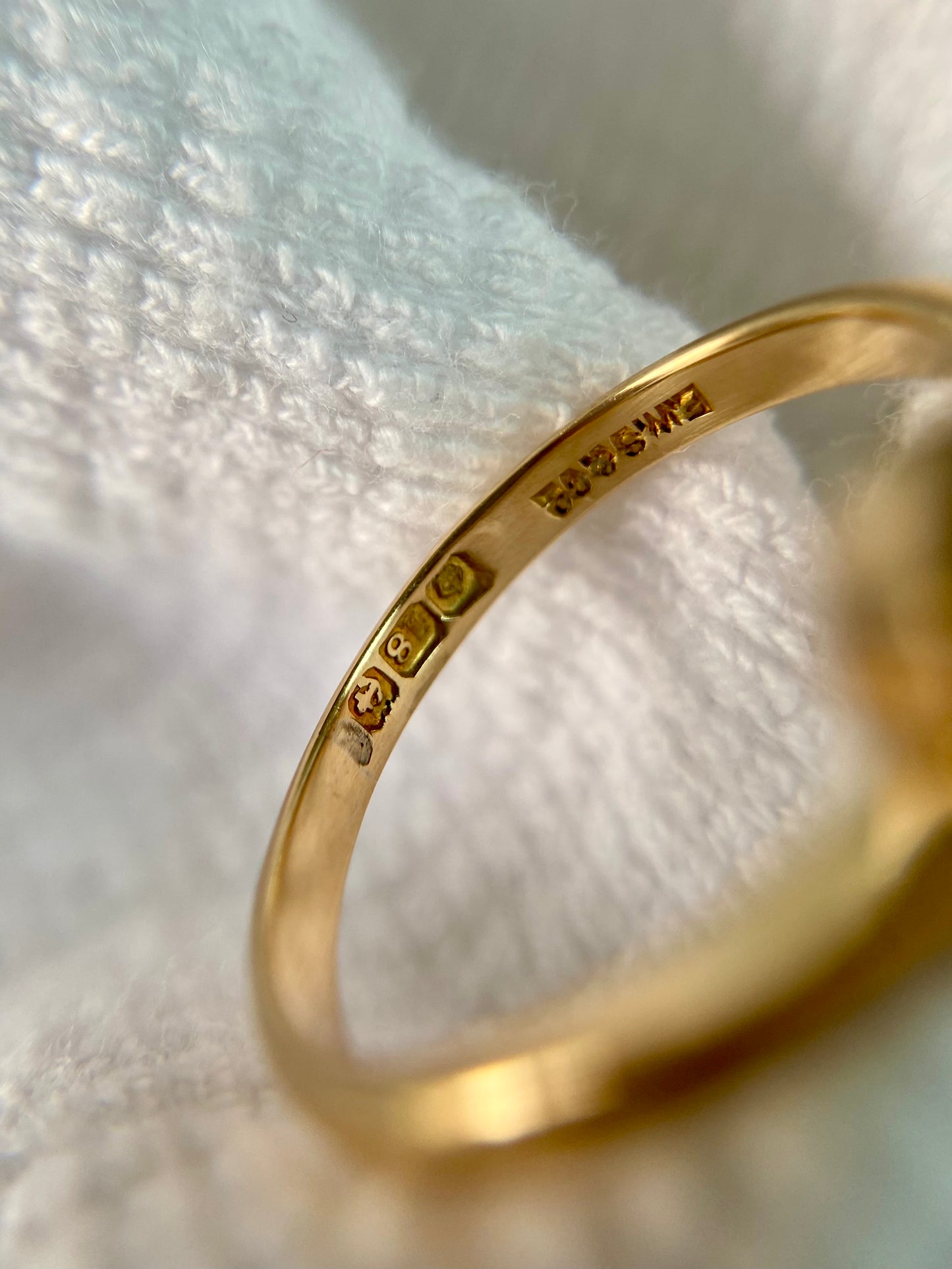 Preloved 18ct Gold Onyx Solitaire Ring