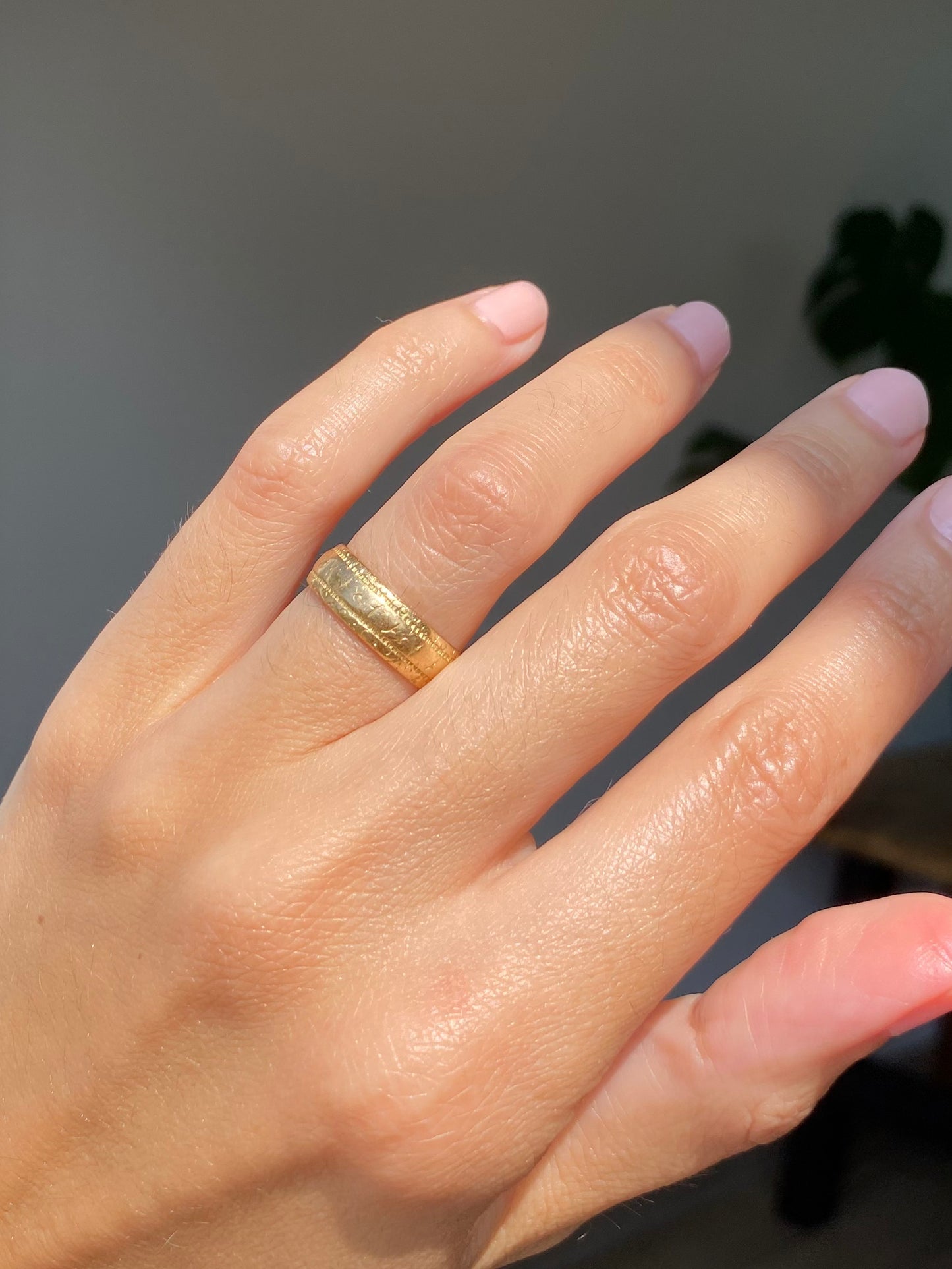 Vintage 18ct Gold Patterned Band