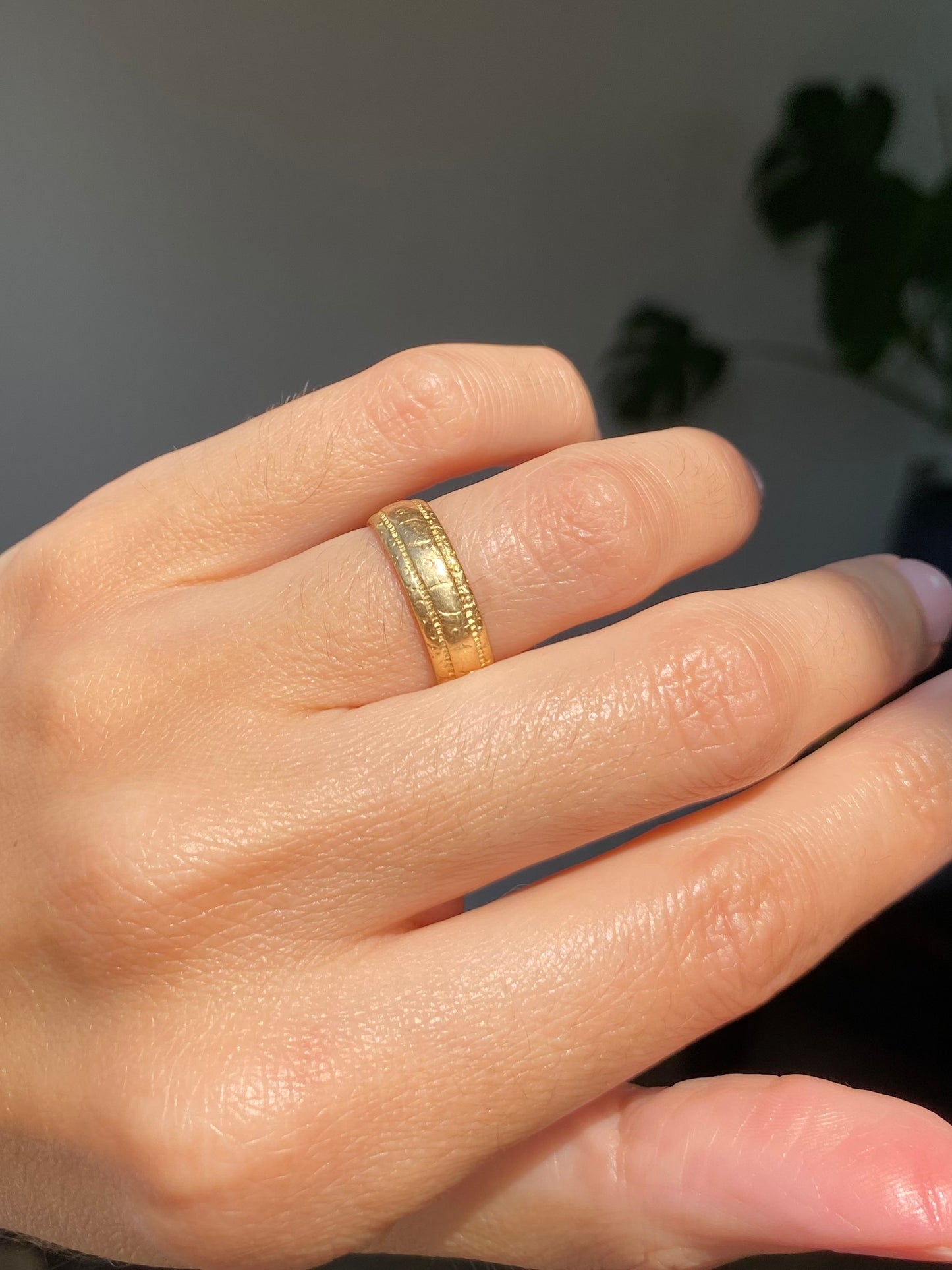 Vintage 18ct Gold Patterned Band