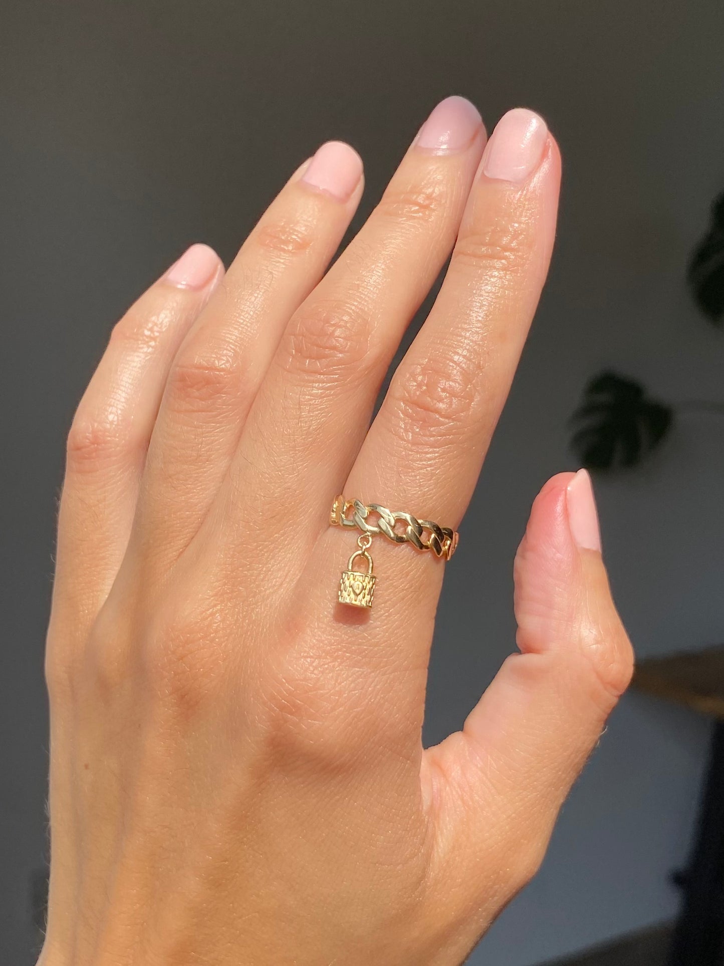 Preloved 14ct Gold Chain Ring with Padlock