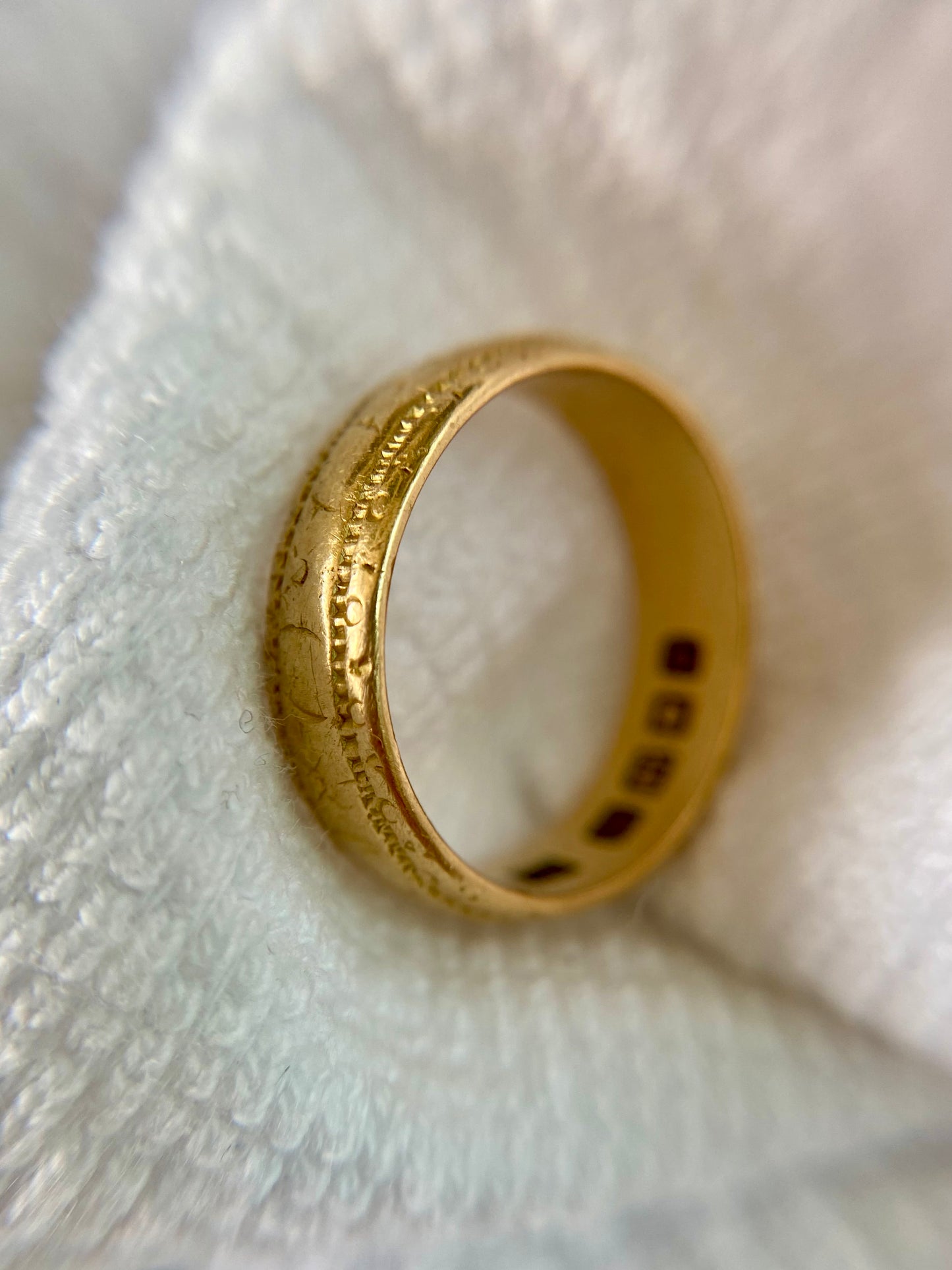 Vintage 18ct Gold Patterned Band