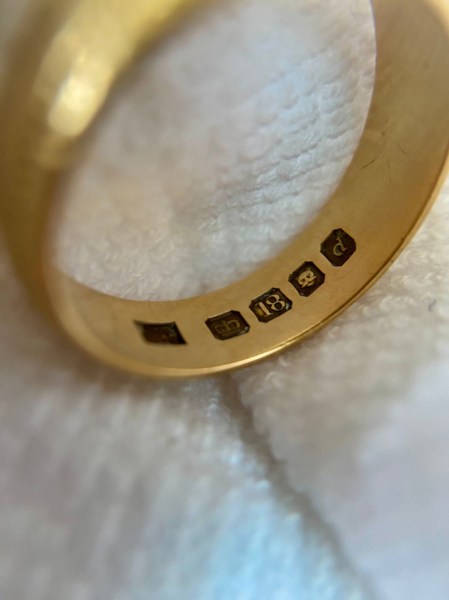 Vintage 18ct Gold Patterned Band