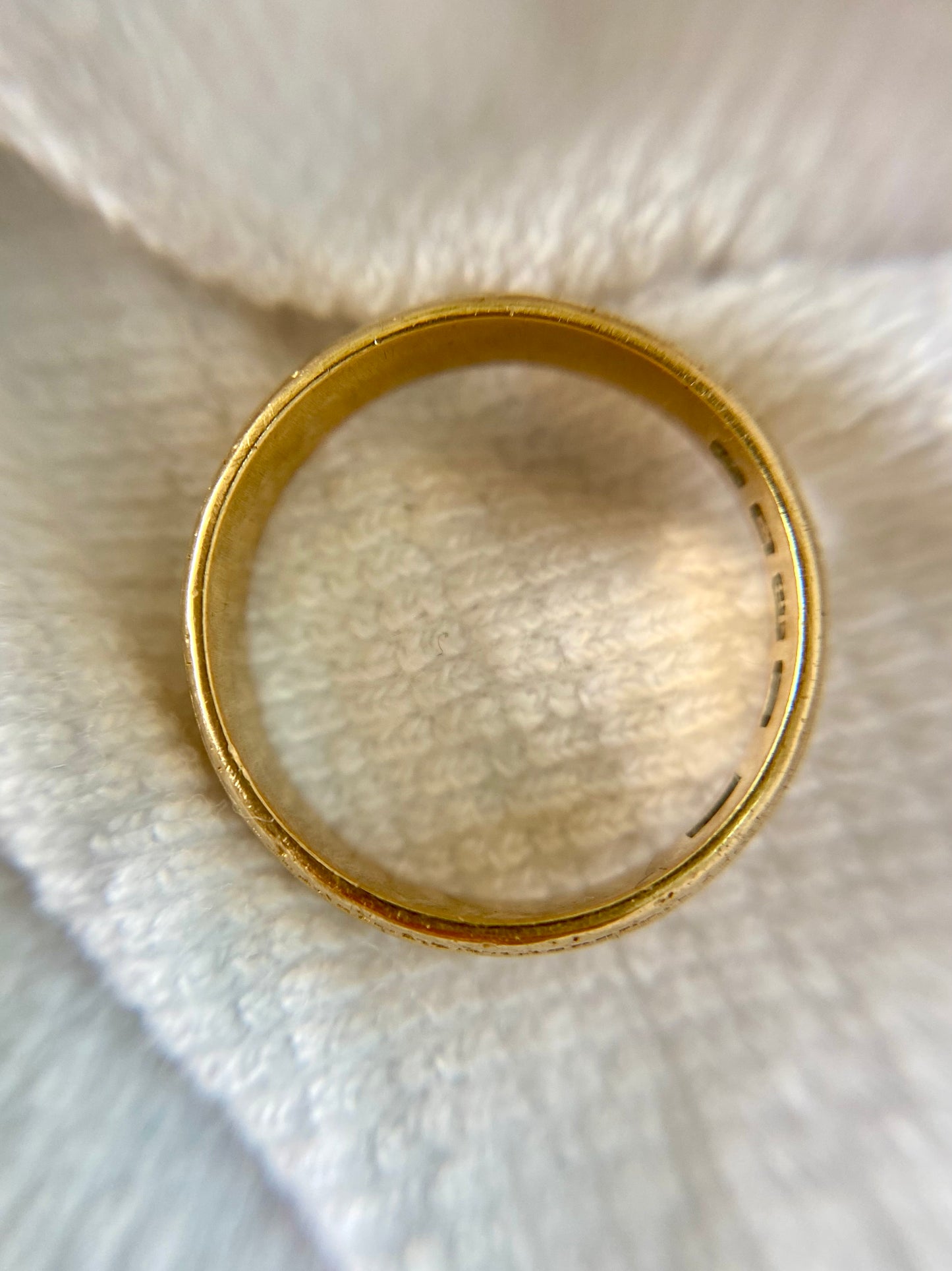 Vintage 18ct Gold Patterned Band