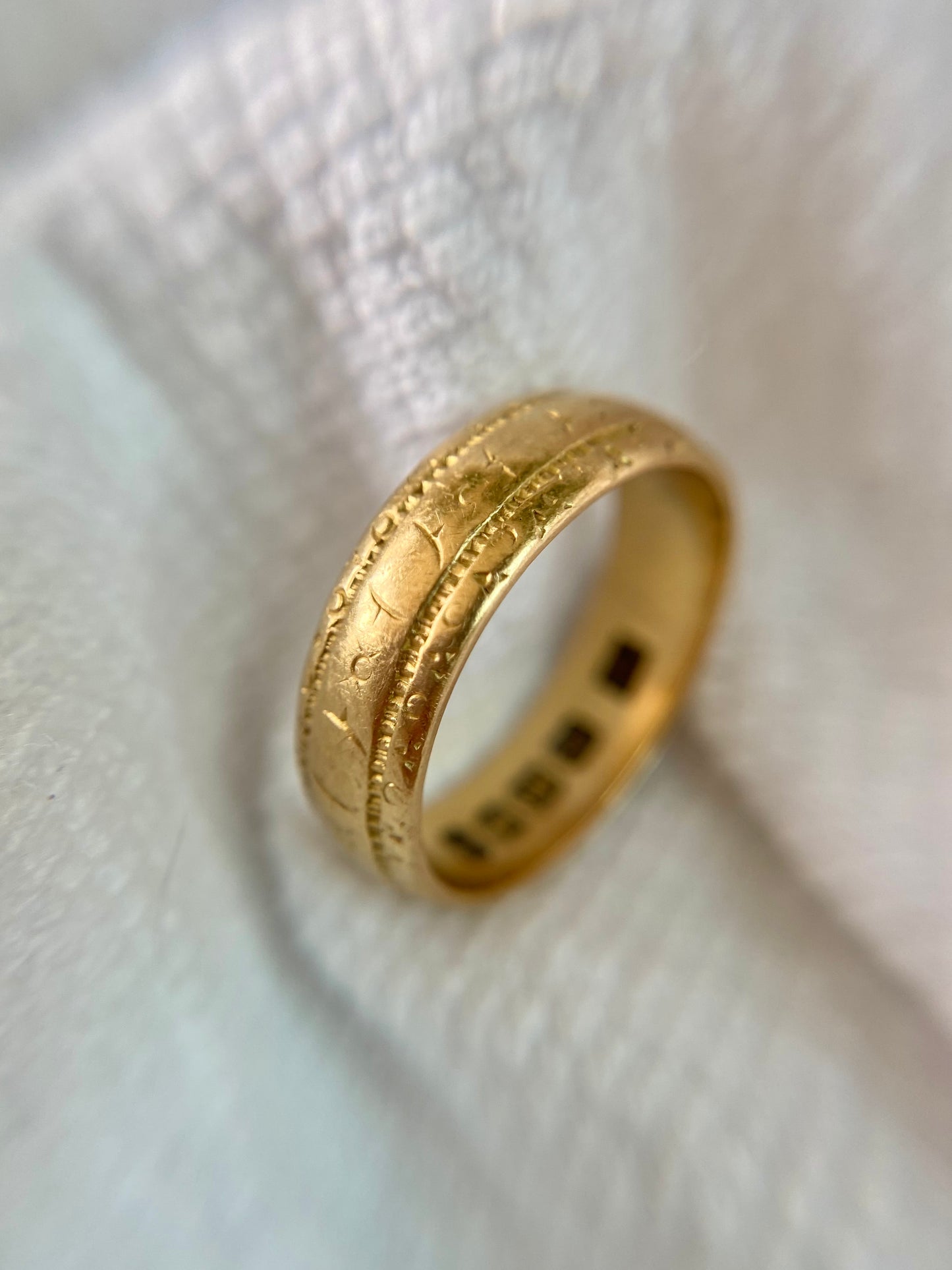 Vintage 18ct Gold Patterned Band