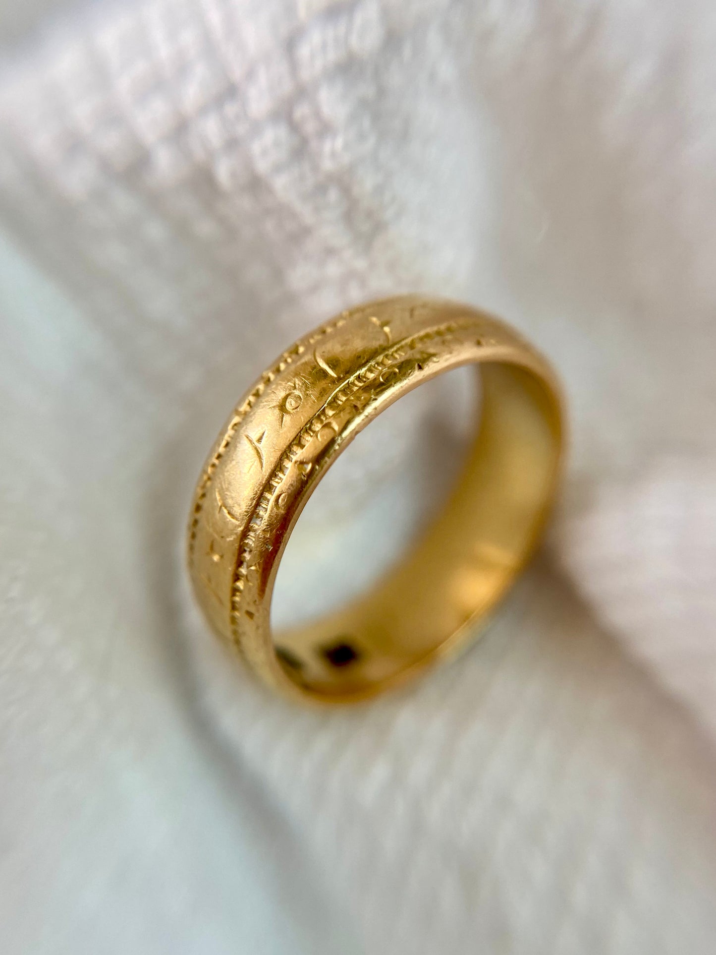 Vintage 18ct Gold Patterned Band