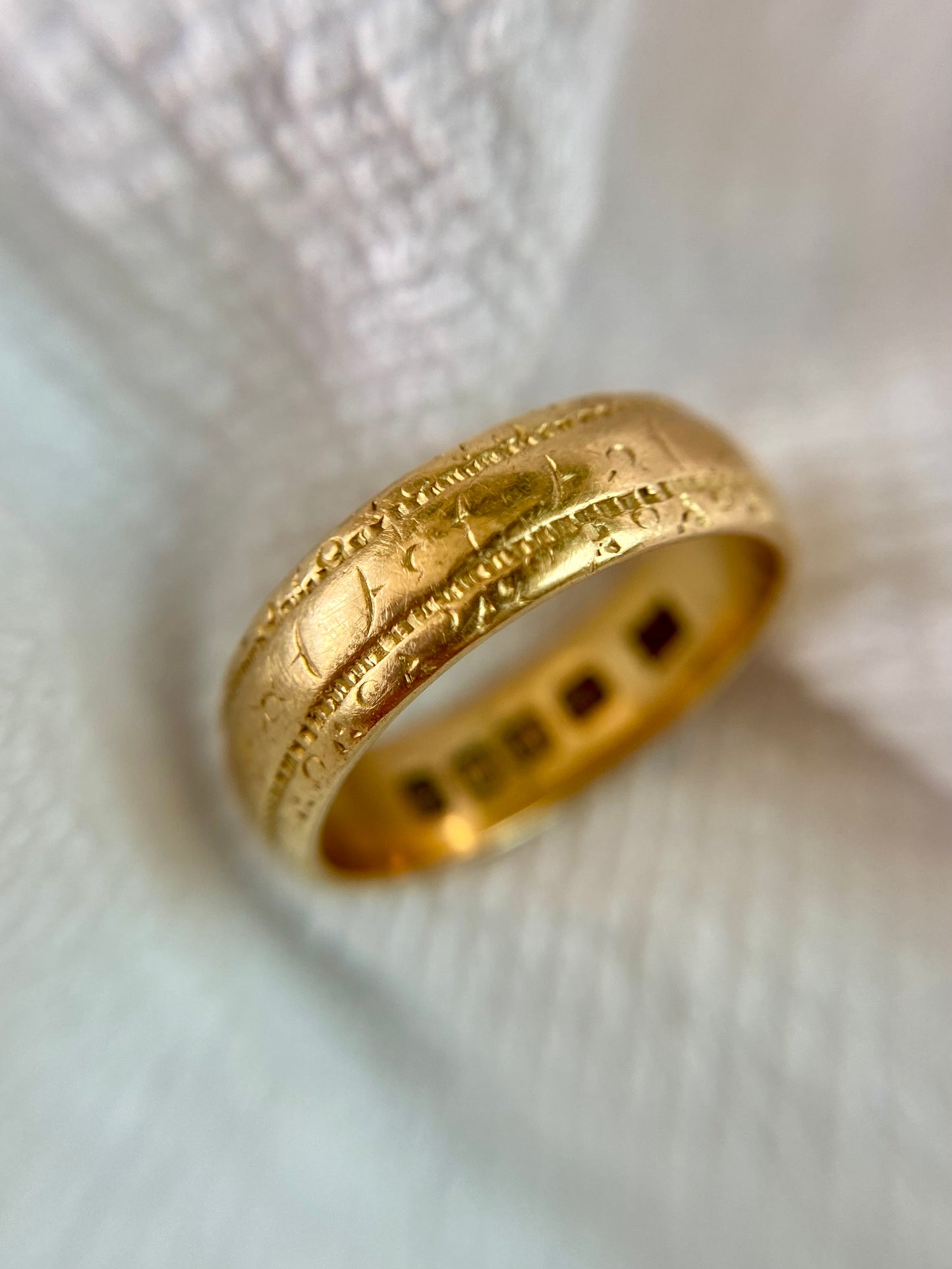 Vintage 18ct Gold Patterned Band