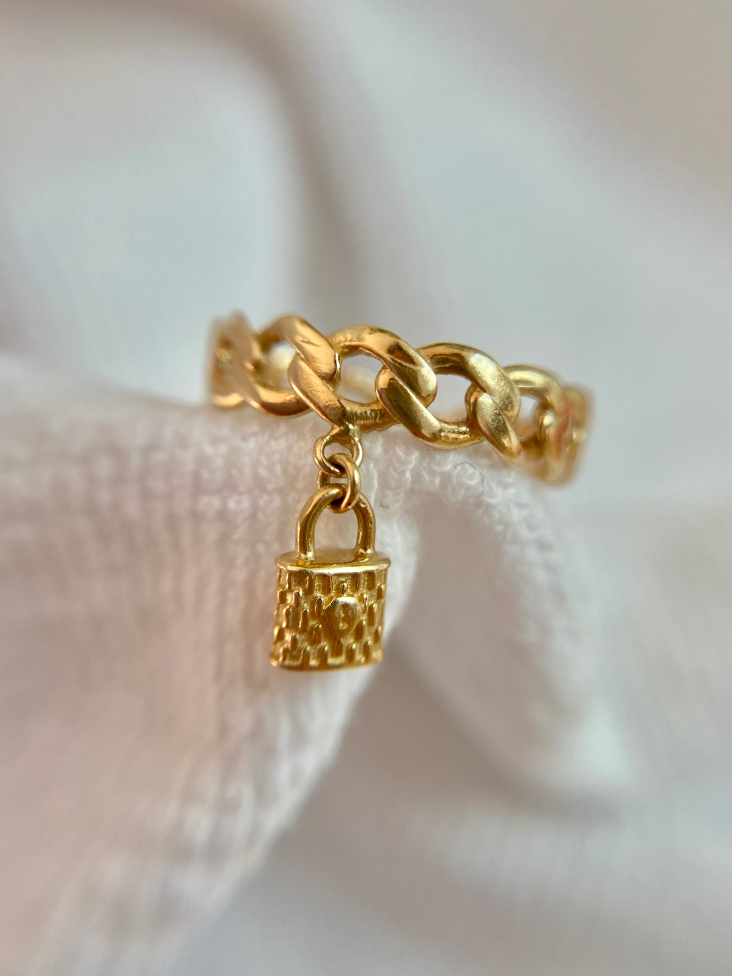 Preloved 14ct Gold Chain Ring with Padlock