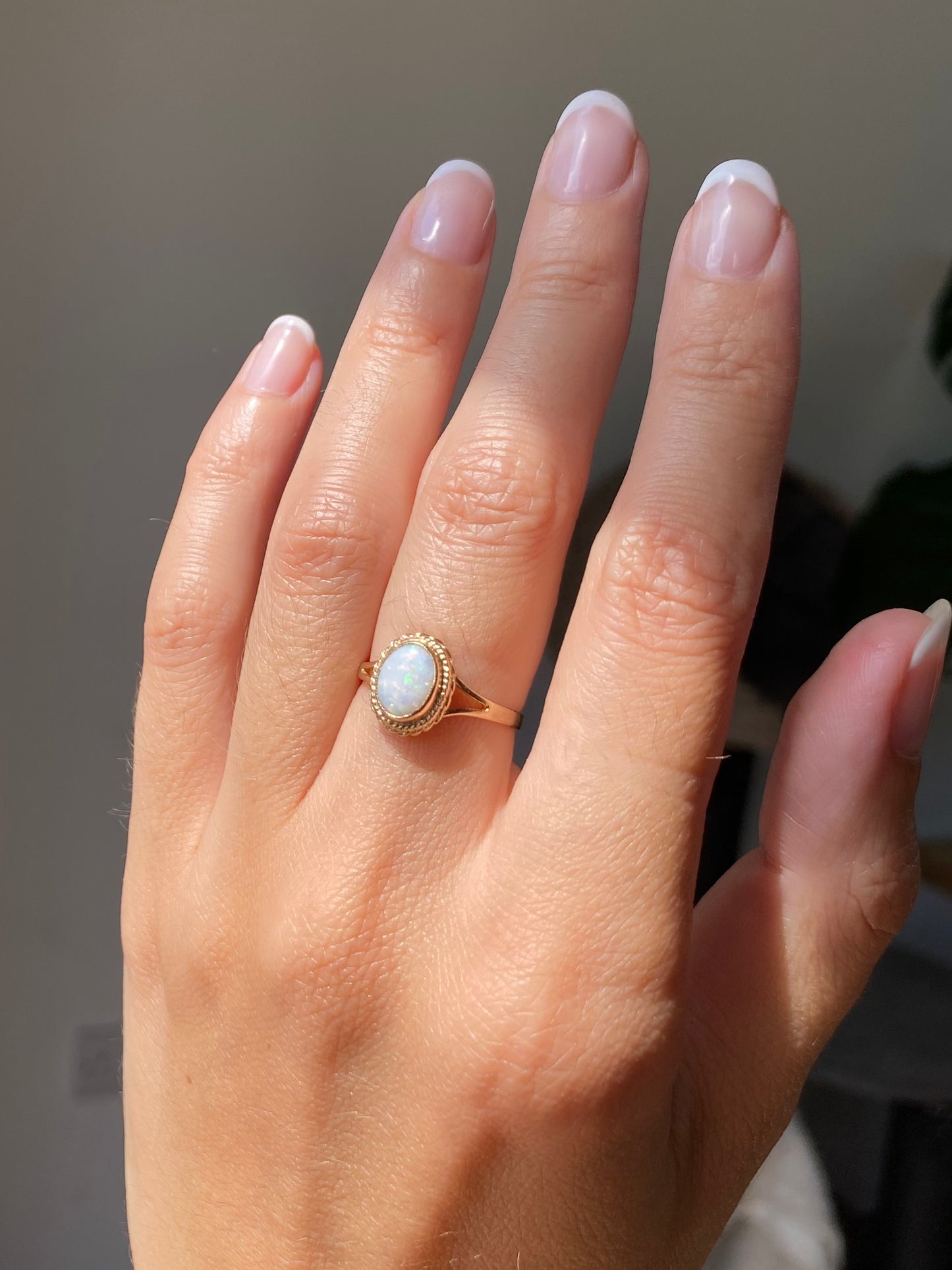 Vintage 9ct Gold Opal Solitaire Ring