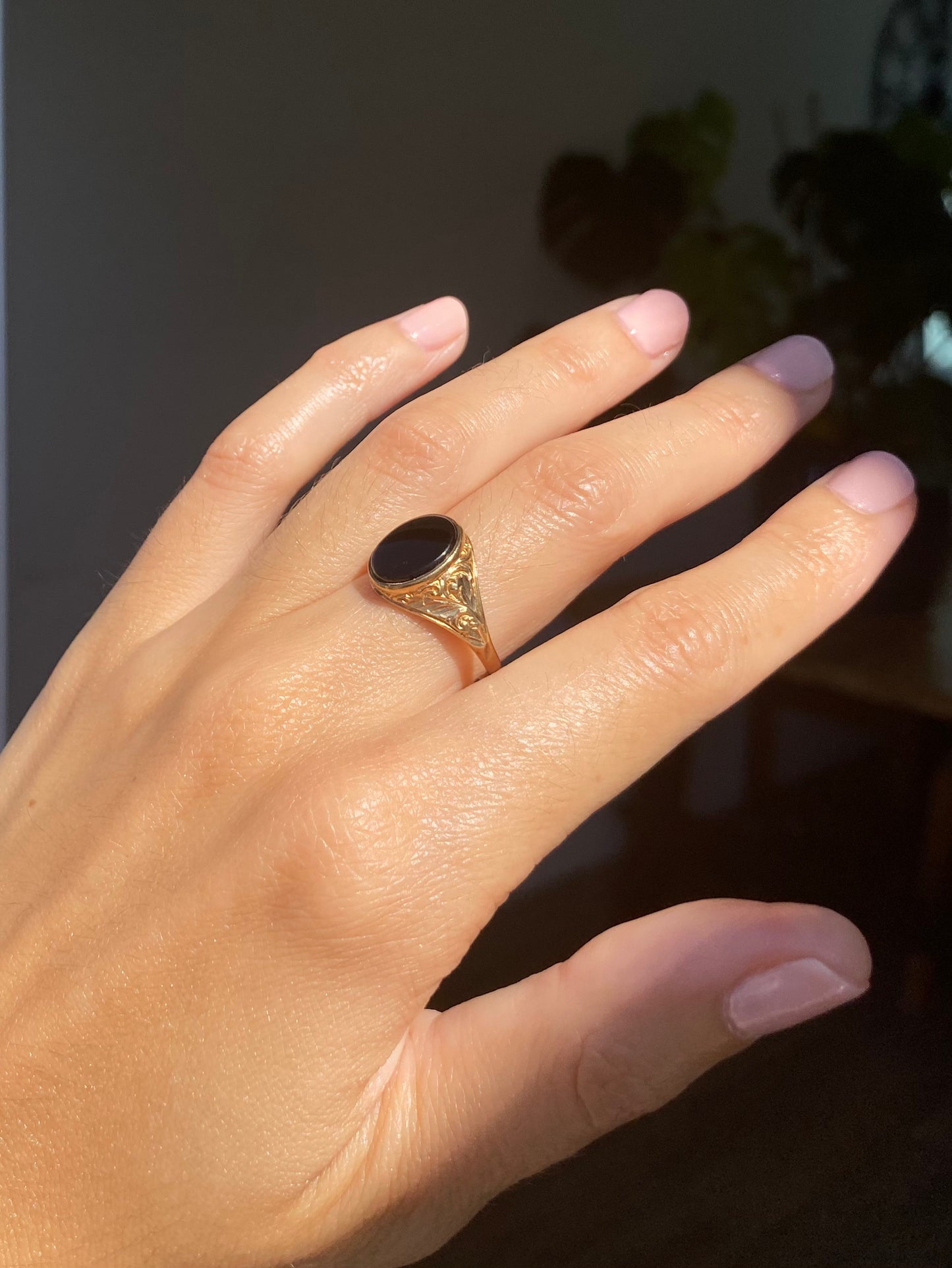Vintage 9ct Gold Ornate Onyx Ring