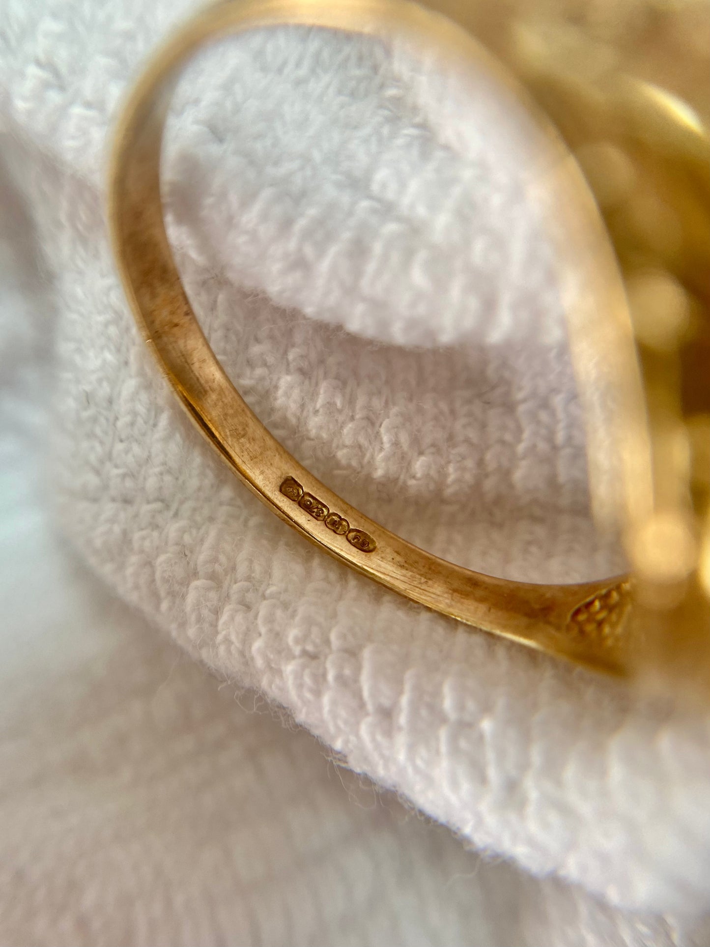 Vintage 9ct Gold Ornate Onyx Ring