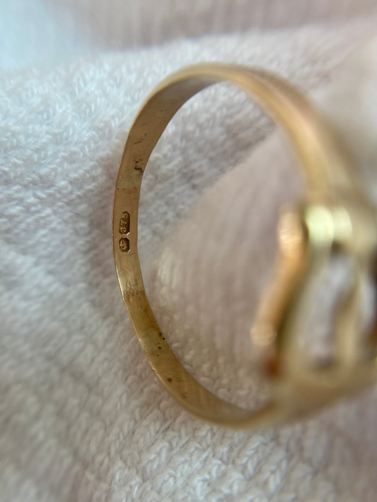 Vintage 9ct Gold Buckle Ring