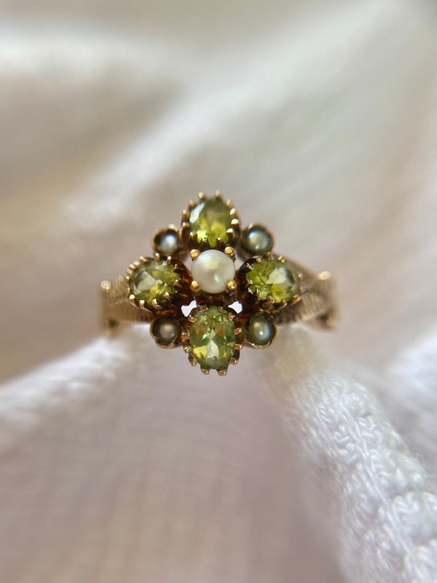 Vintage 9ct Gold Peridot & Pearl Ring