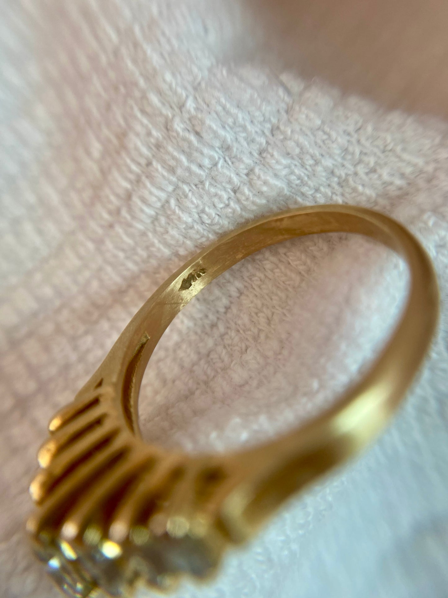 Preloved 10k Gold 7 Diamond Ring