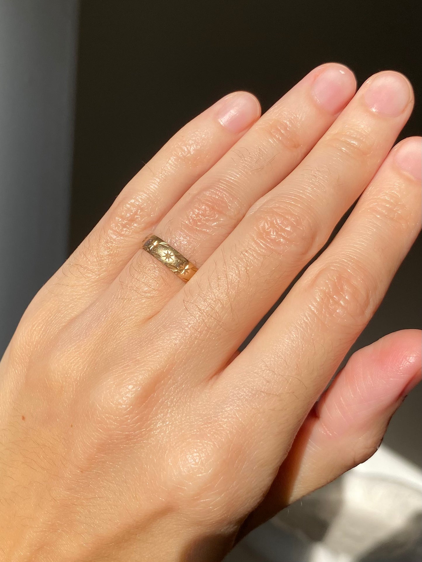 🌟 Vintage 9ct Gold Starry Band