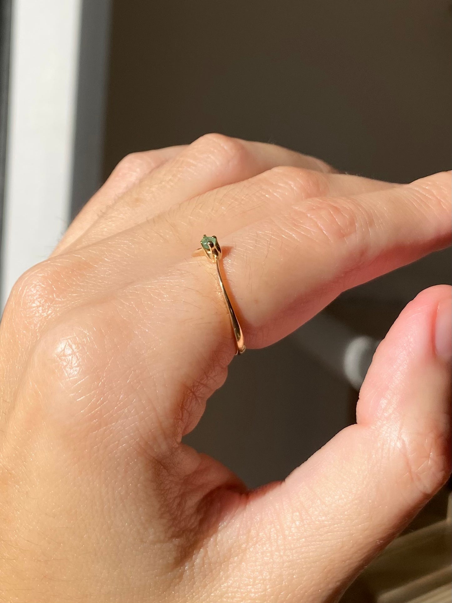 ๐ Preloved 9ct Gold Emerald Wishbone Ring