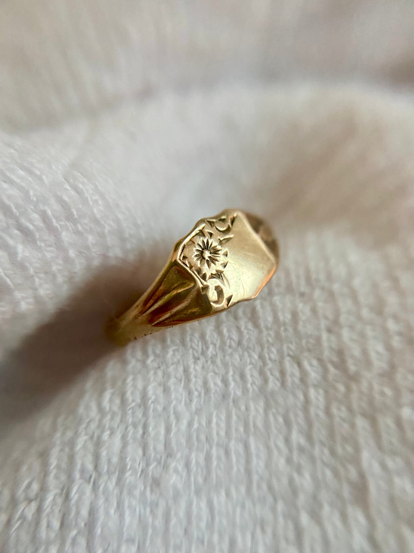 🌟 Vintage 9ct Gold Flower Shield Pinky Ring