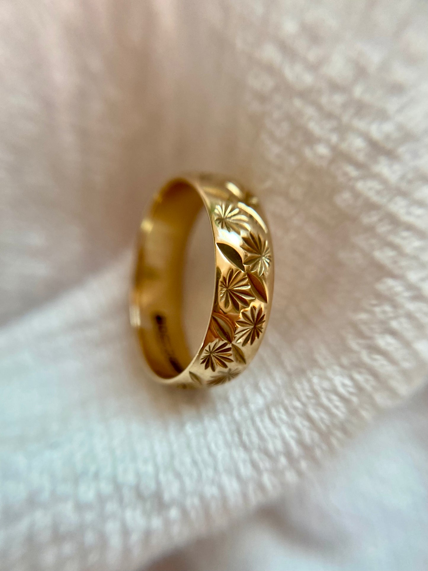 Vintage 9ct Gold Starry Band