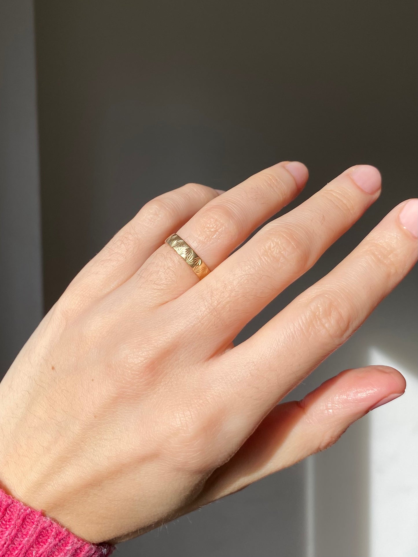 Vintage 9ct Gold Pretty Starry Band