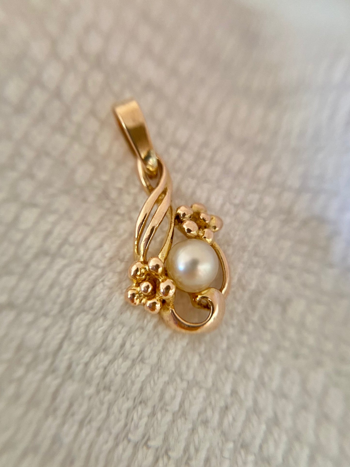 Preloved 9ct Gold Pearl Pendant