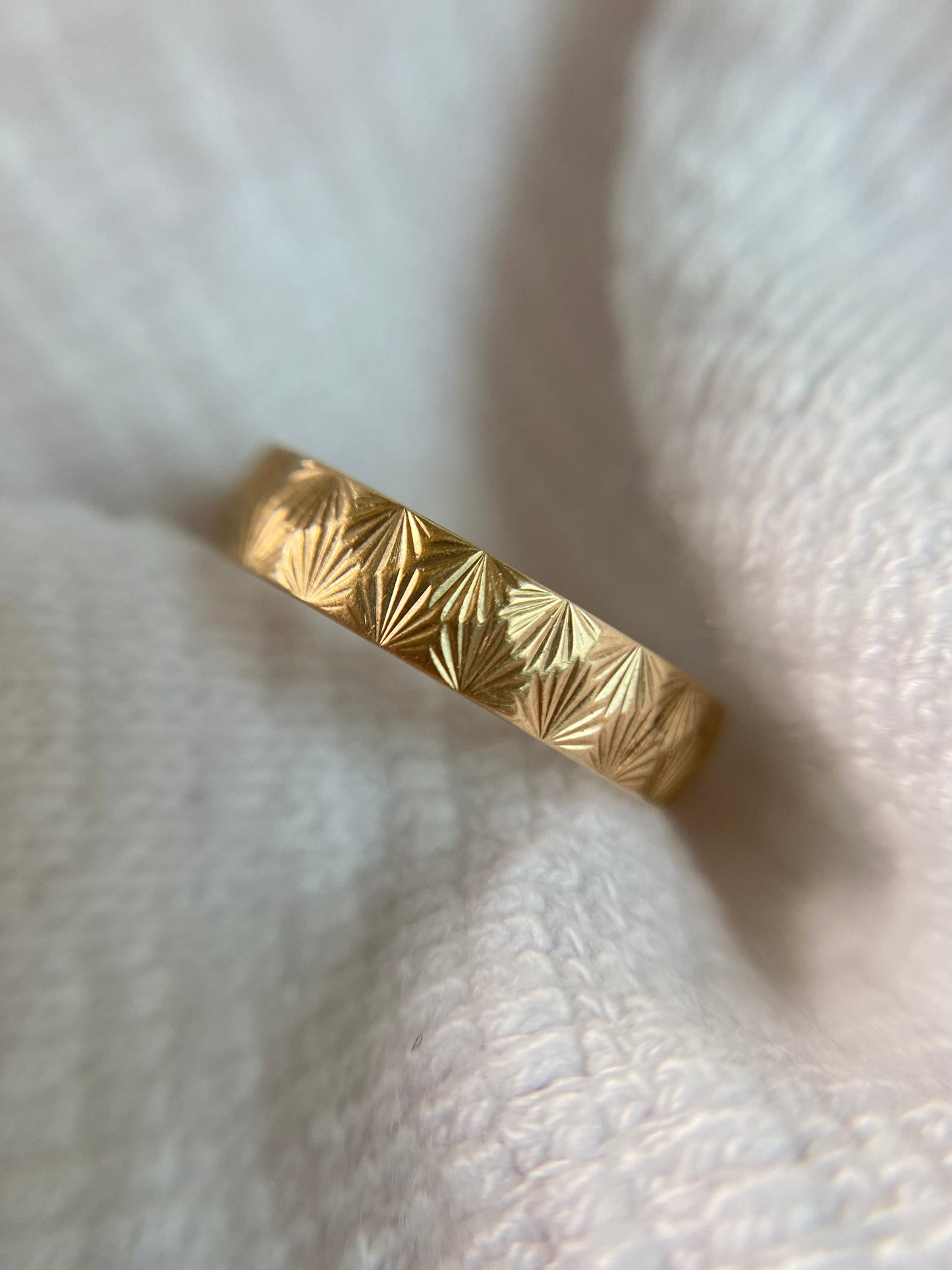 Vintage 9ct Gold Dainty Starry Band