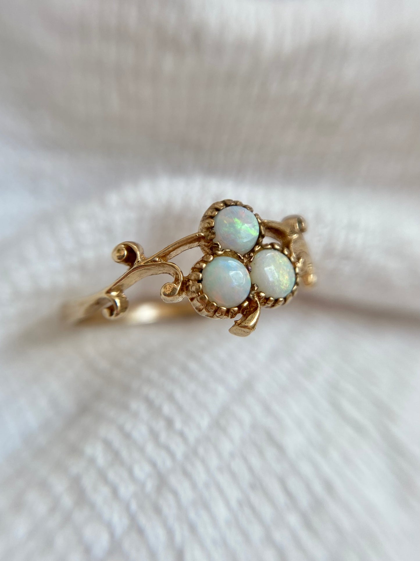 Vintage 9ct Gold Opal Clover Ring