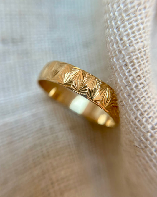 Vintage 9ct Gold Starry Shells Band Ring
