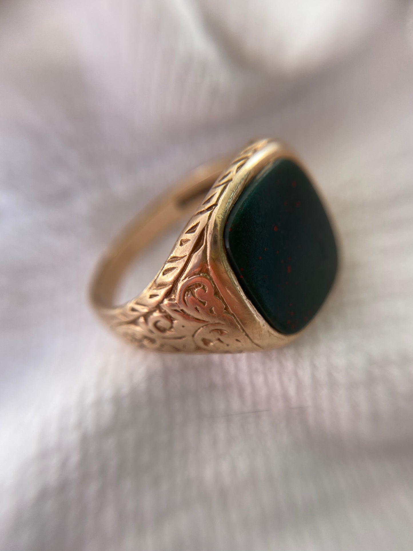 Vintage 9ct Gold Heavy Bloodstone Signet Ring