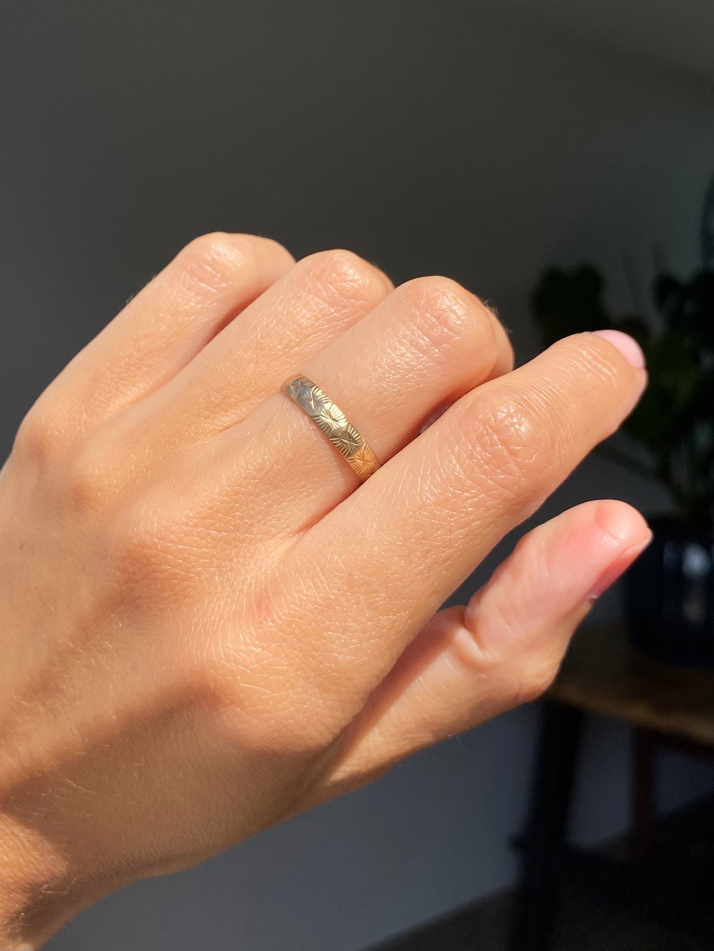 Vintage 9ct Gold Dainty Starry Band