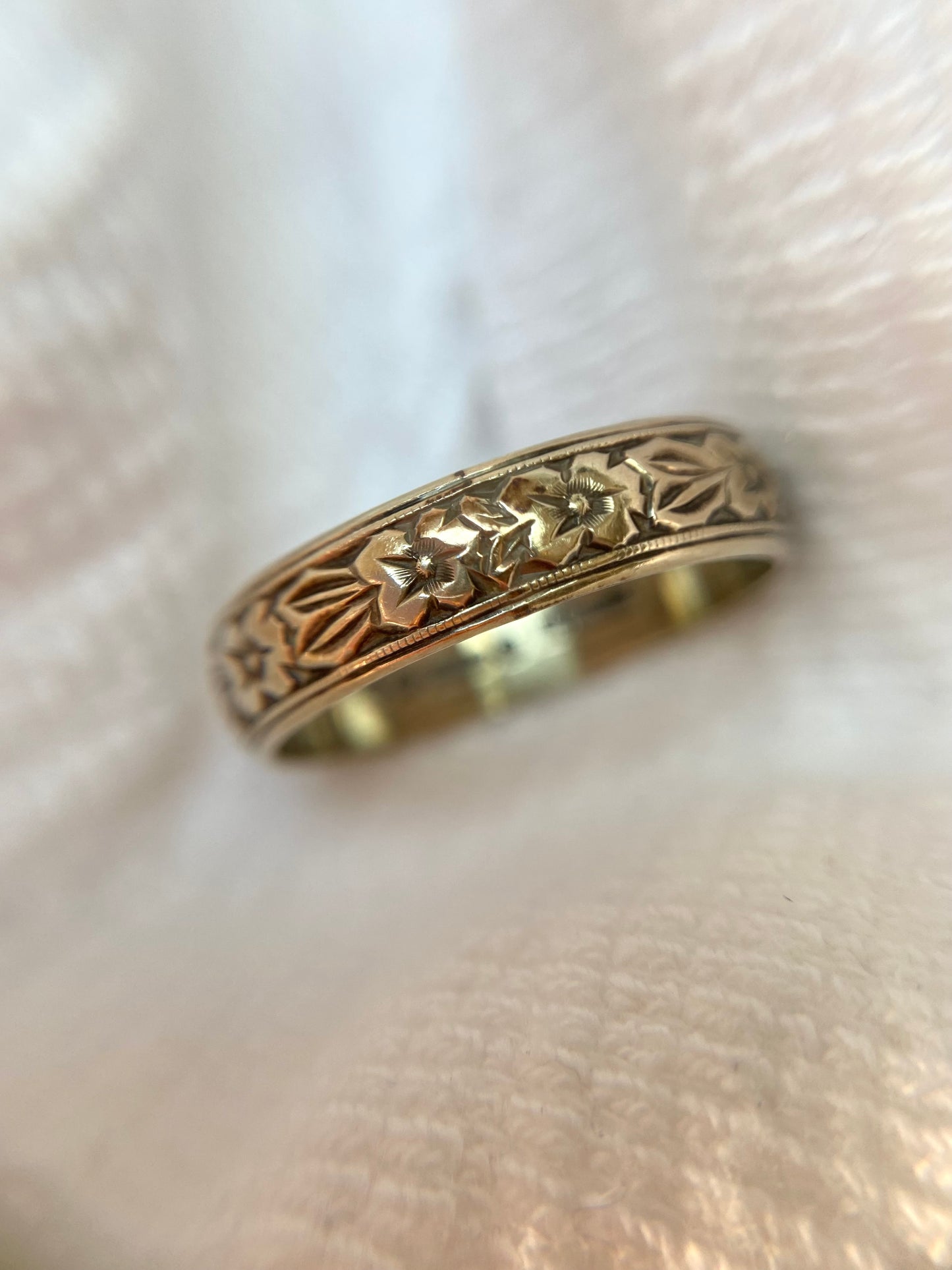 Vintage 9ct White Gold Floral Band