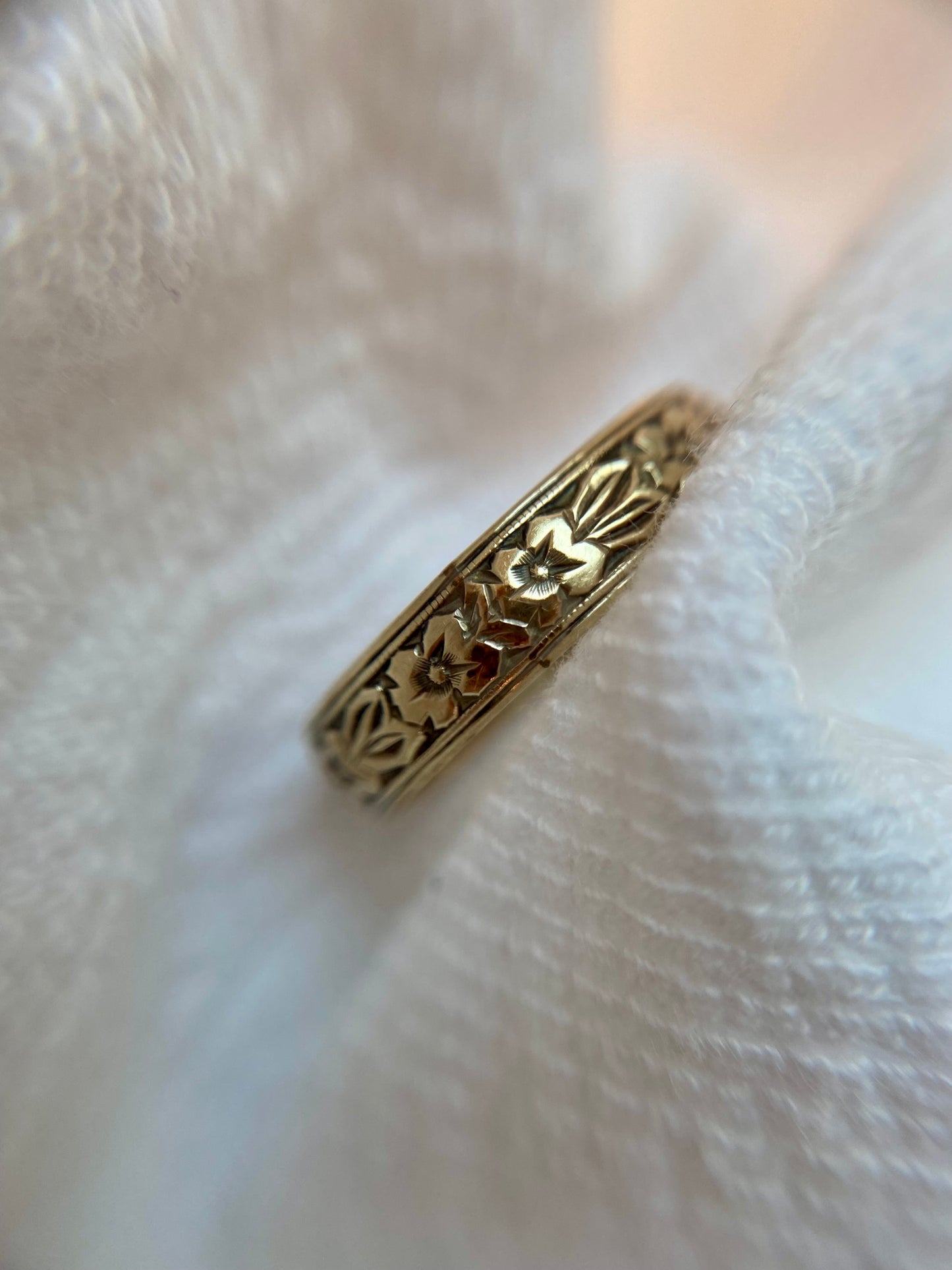 Vintage 9ct White Gold Floral Band