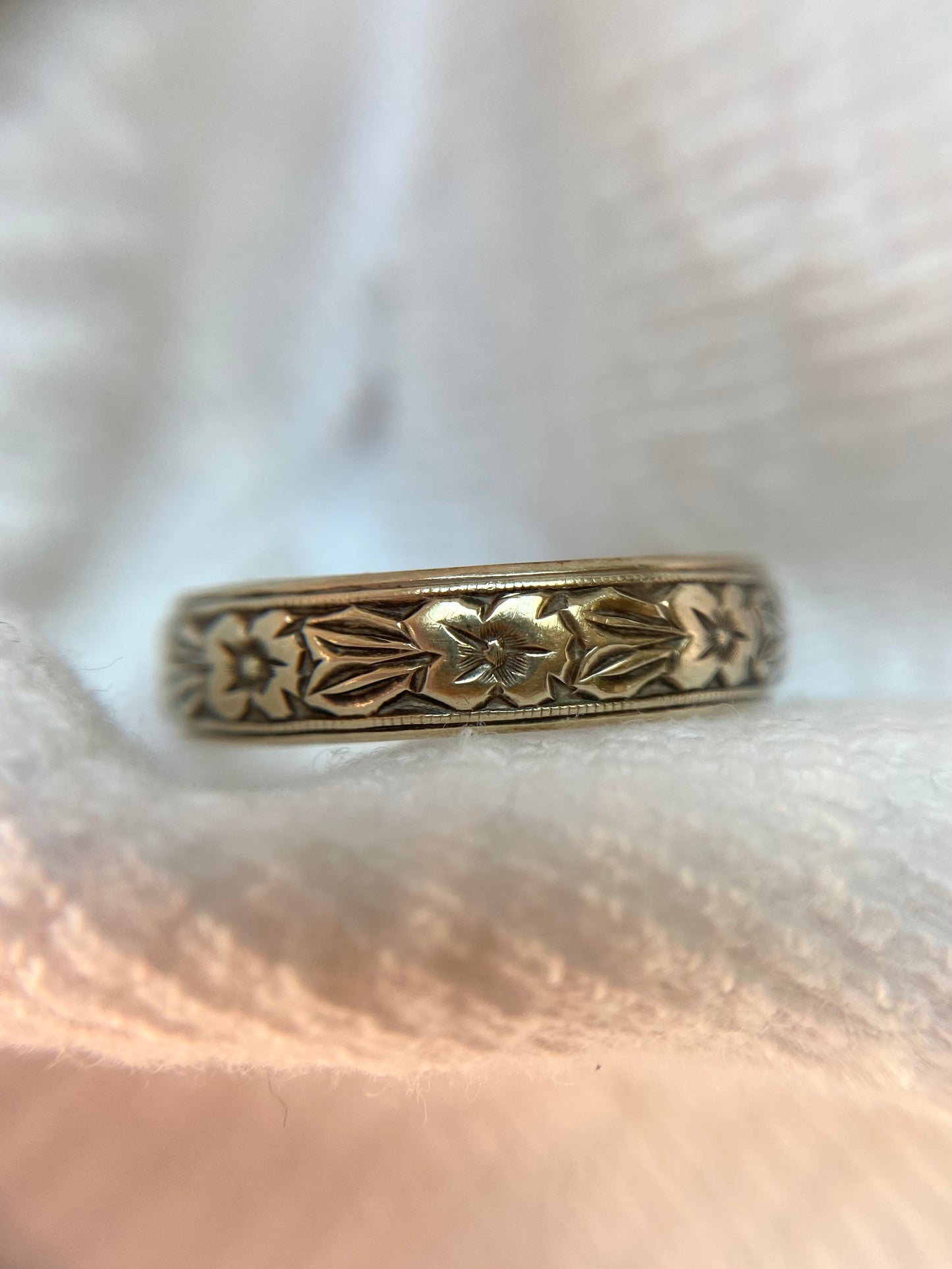 Vintage 9ct White Gold Floral Band