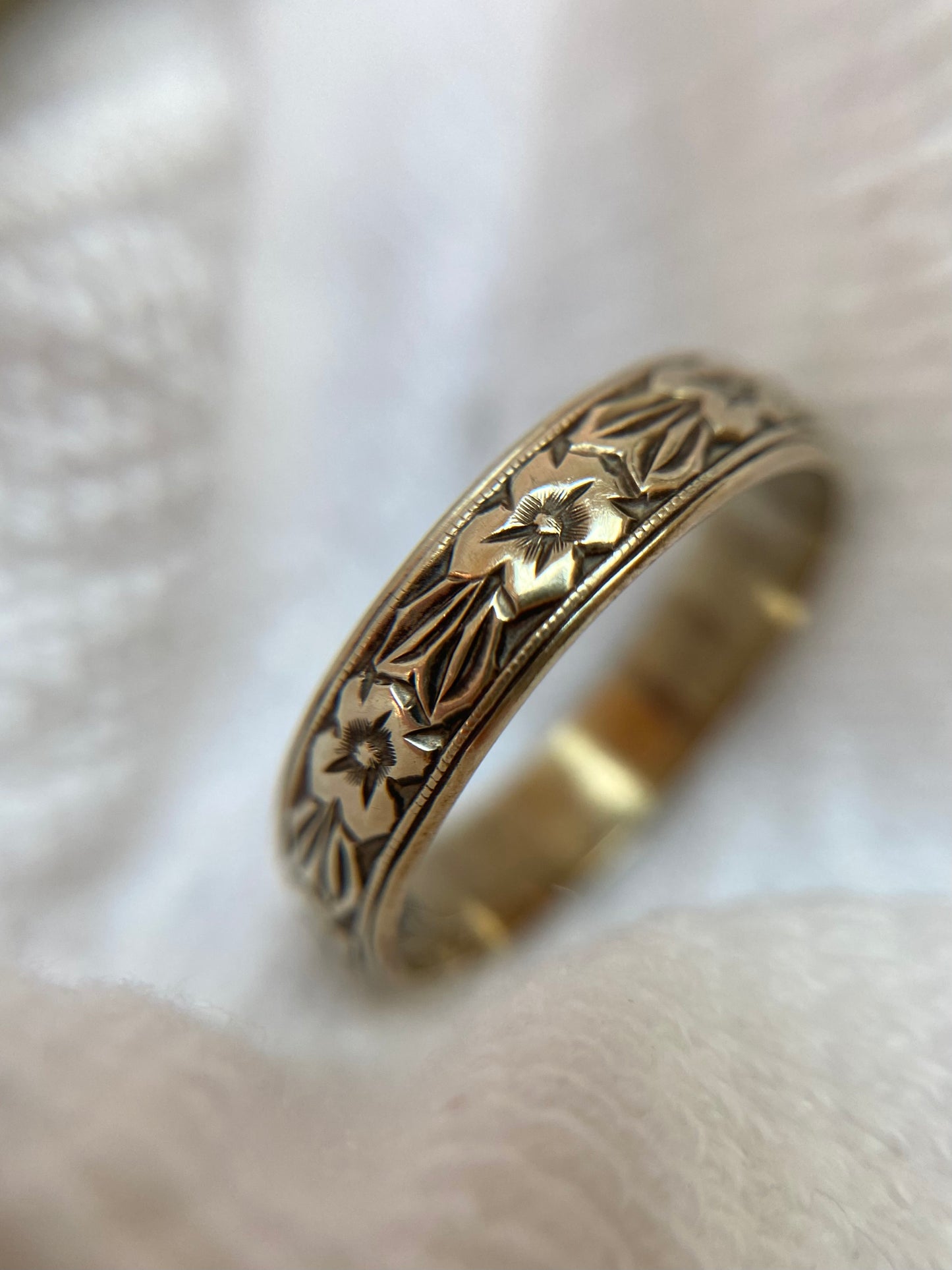 Vintage 9ct White Gold Floral Band