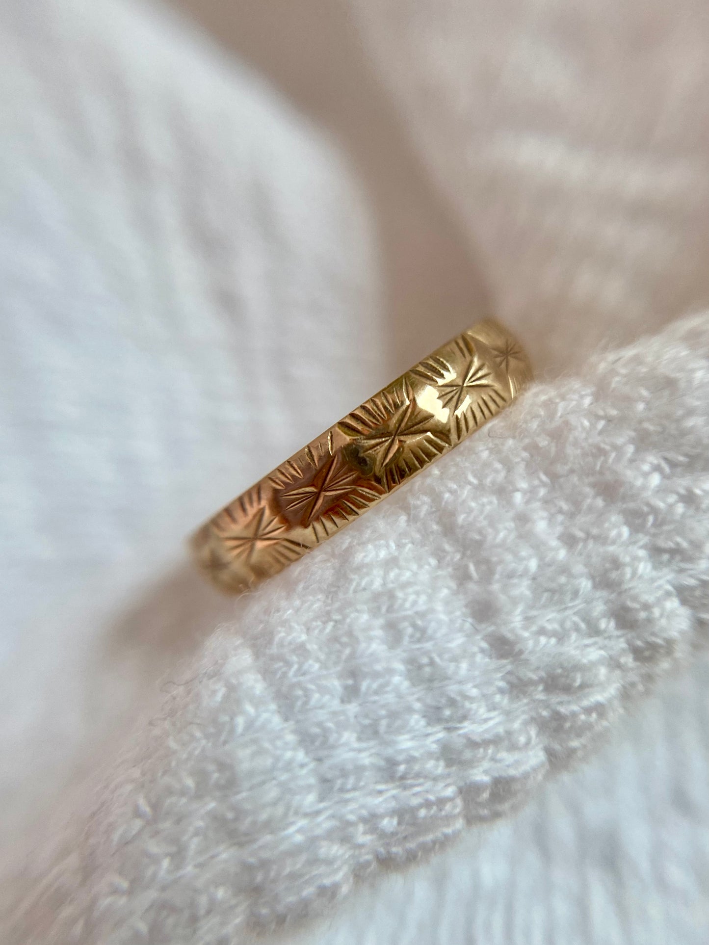 Vintage 9ct Gold Dainty Starry Band
