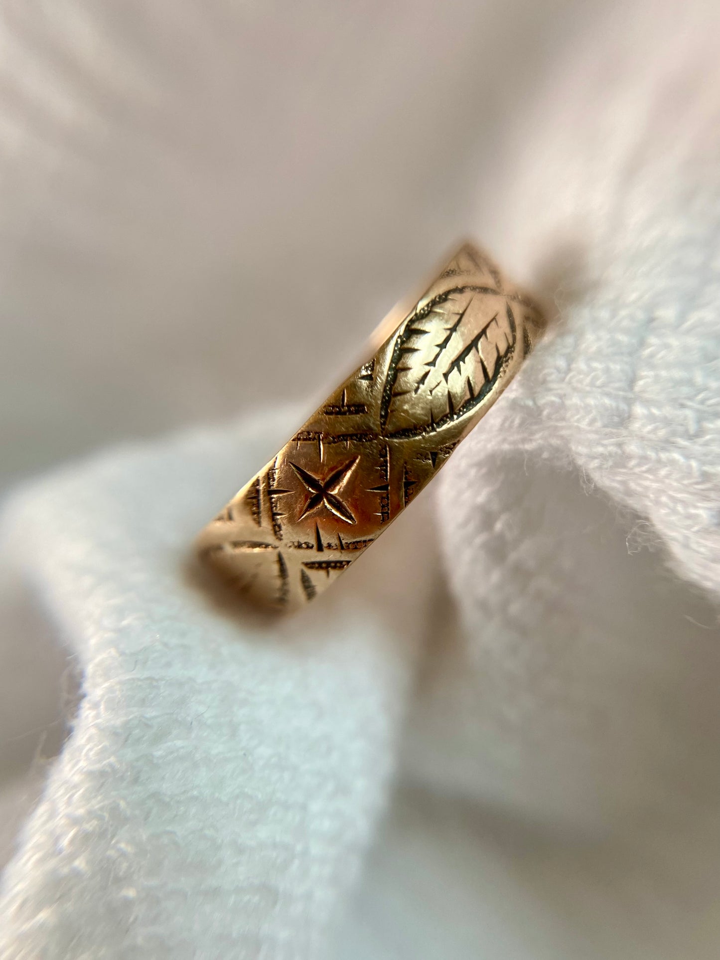 Vintage 9ct Gold Patterned Band