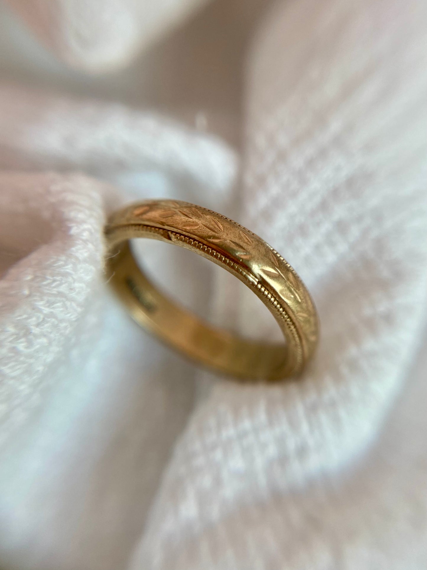 Vintage 9ct Gold Leafy Milgrain Band